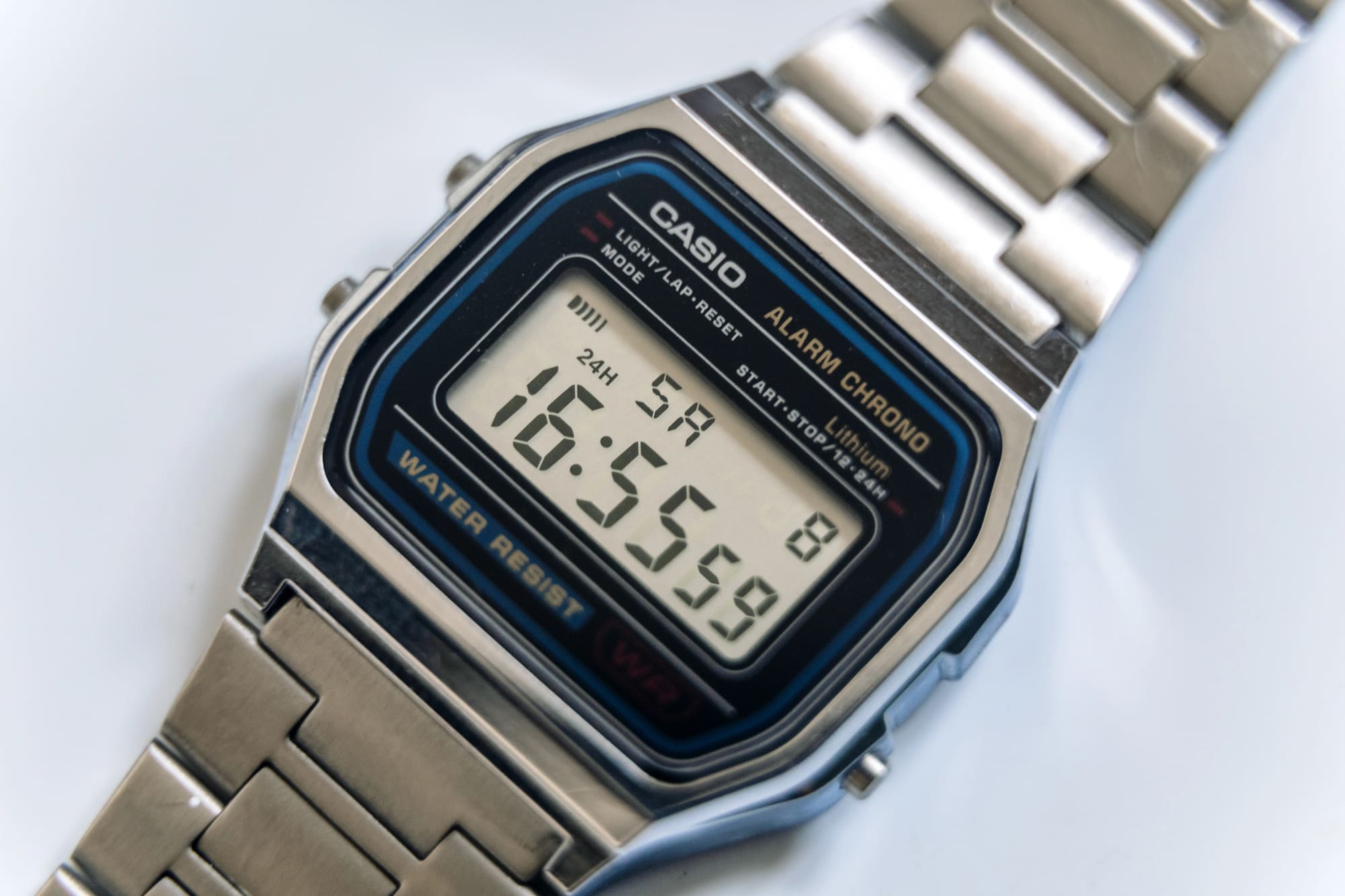 Zatímco ostatní výrobci honí chytré funkce, Casio udělalo krok zpět, který ale dává smysl