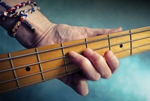 Samsung mění televizi v učitele hudby. Fender Play míří na Smart TV