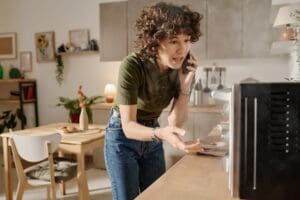 Tohle doma nezkoušejte: Otestovali jsme, co udělá telefon v mikrovlnce