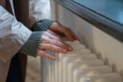 Virální trik s fólií na radiátorech: Může fungovat, záleží ale na vaší zdi