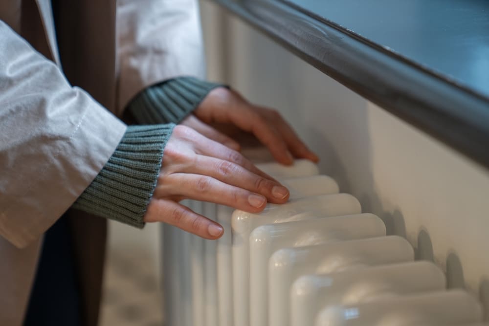 Virální trik s fólií na radiátorech: Může fungovat, záleží ale na vaší zdi