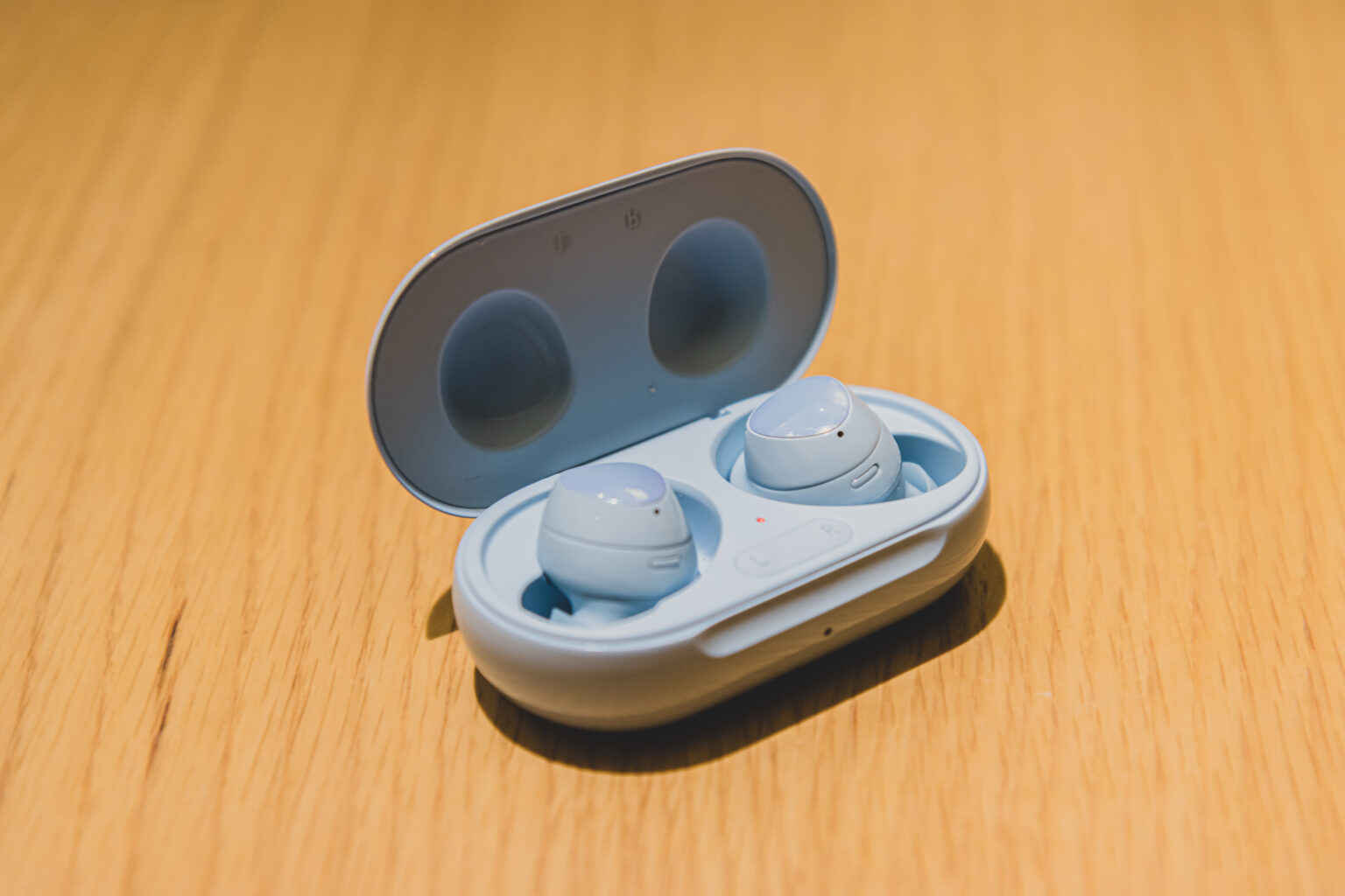 Buds 4 a Buds 4 Pro: Samsung přináší AI do sluchátek, cena zůstává