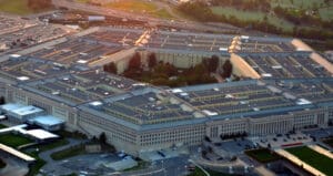 Pentagon tlačí na Anthropic: AI modely musí sloužit armádě, jinak hrozí sankce