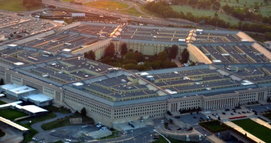Pentagon tlačí na Anthropic: AI modely musí sloužit armádě, jinak hrozí sankce