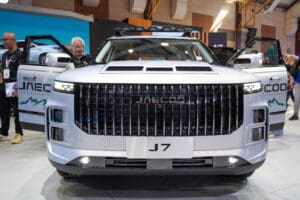 Češi chtějí jezdit levně a bez kabelu. Číňané jim šijí auto na míru