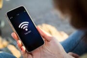 Nikdo to nedělá, ale vypnutí wifi v mobilu při odchodu z domova je nezbytné. Jak zlepšit zabezpečení vašeho smartphonu