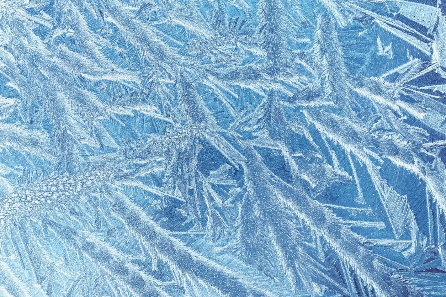 Noční past na řidiče: Teploty těsně pod nulou dnes večer spustí lavinu problémů