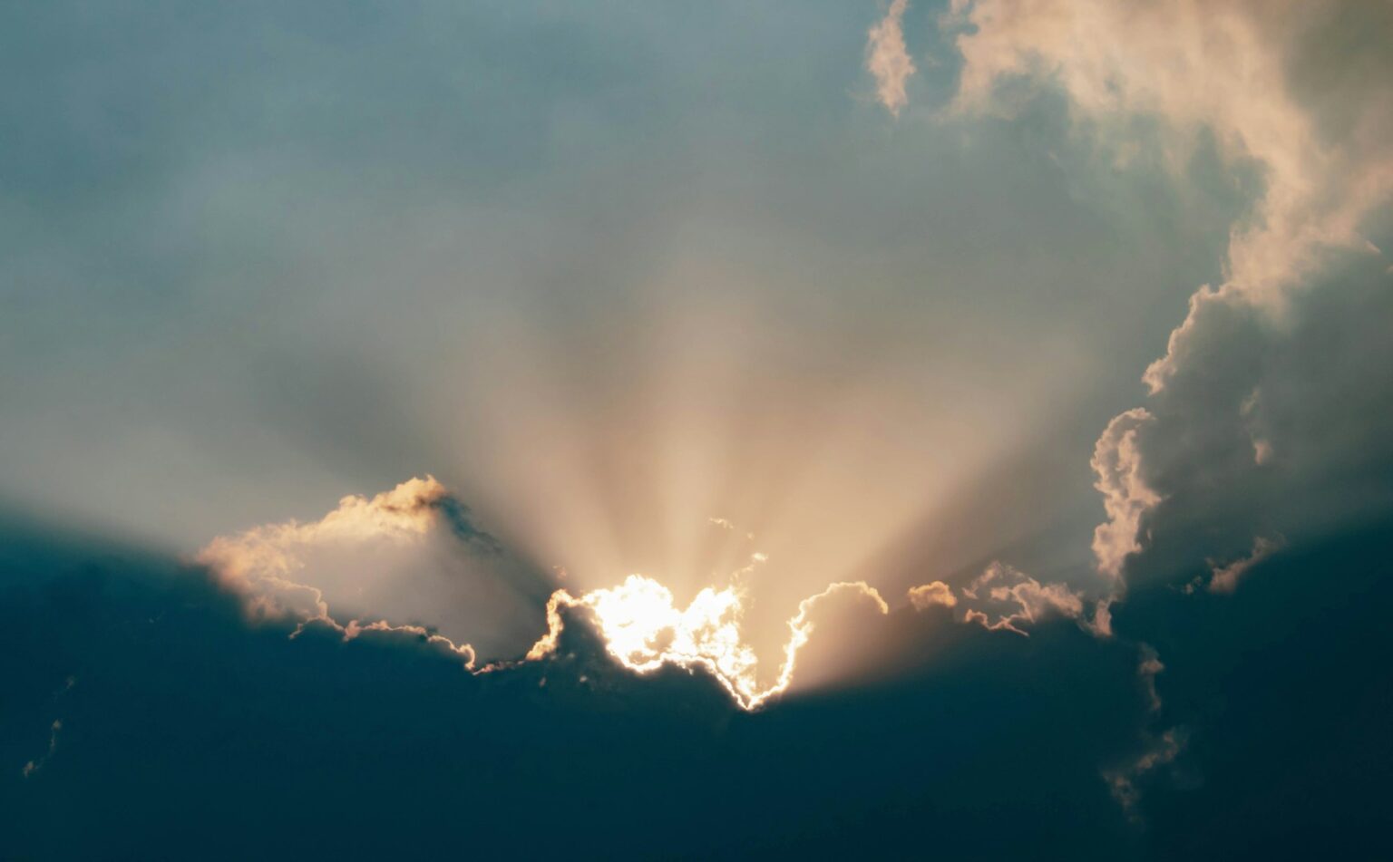 Páteční přeháňky vystřídá nečekaný zvrat: Od jihozápadu Česka se večer protrhne obloha