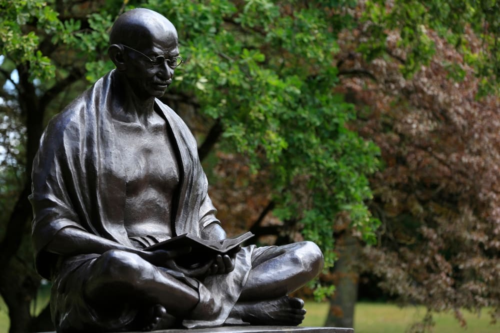 Gándhí by vás dnes na Twitteru zablokoval: 10 citátů, které vám vymetou pavučiny z hlavy