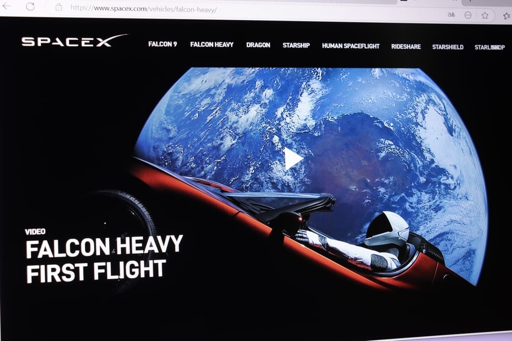 Kde je konec Muskovu Roadsteru vyslanému do vesmíru? Sledovat ho můžete online