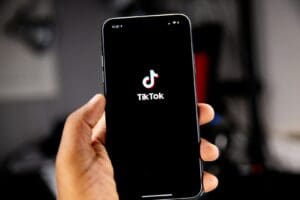 TikTok vás nechává jet na autopilota. Evropská komise tomu chce učinit přítrž