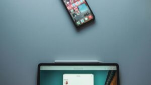 Android a iOS se propojují. Google a Samsung integrovaly protokol AirDrop pro bleskové sdílení s iPhony