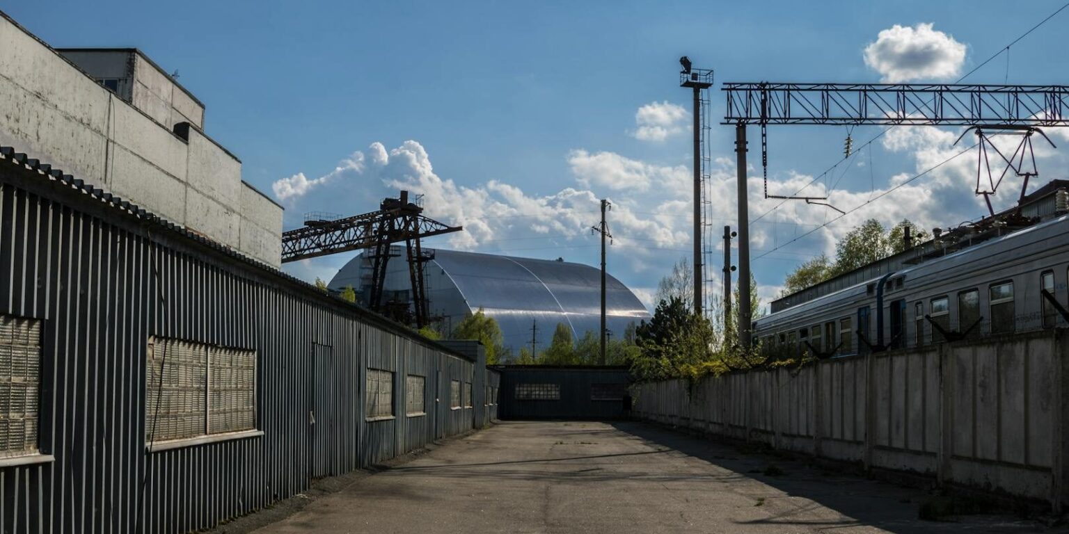 Dron udělal díru do černobylského štítu: Oprava černobylského sarkofágu vyjde na 500 milionů eur