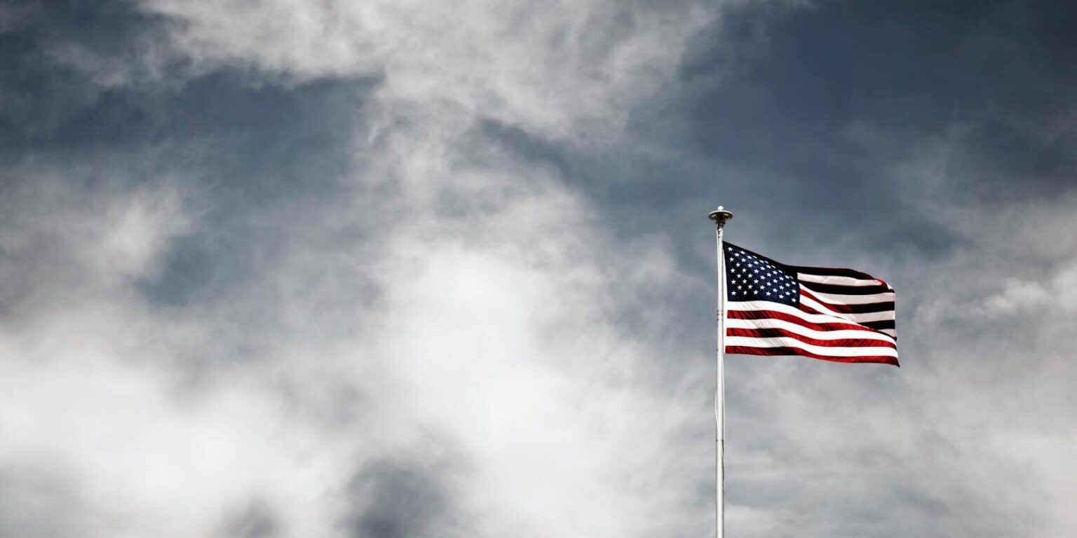 USA kvůli rekordním cenám paliv ustupují Íránu a poprvé po desetiletích povolují dovoz jeho ropy