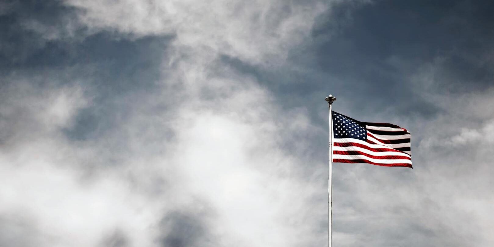 USA kvůli rekordním cenám paliv ustupují Íránu a poprvé po desetiletích povolují dovoz jeho ropy