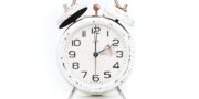 Přechod na letní čas v roce 2026: přesné datum, důsledky pro vaši kapsu a vliv na vaše tělo