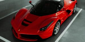 Dopravné za cenu luxusního vozu: Kvůli uzavření Hormuzského průlivu létají nová Ferrari k majitelům první třídou