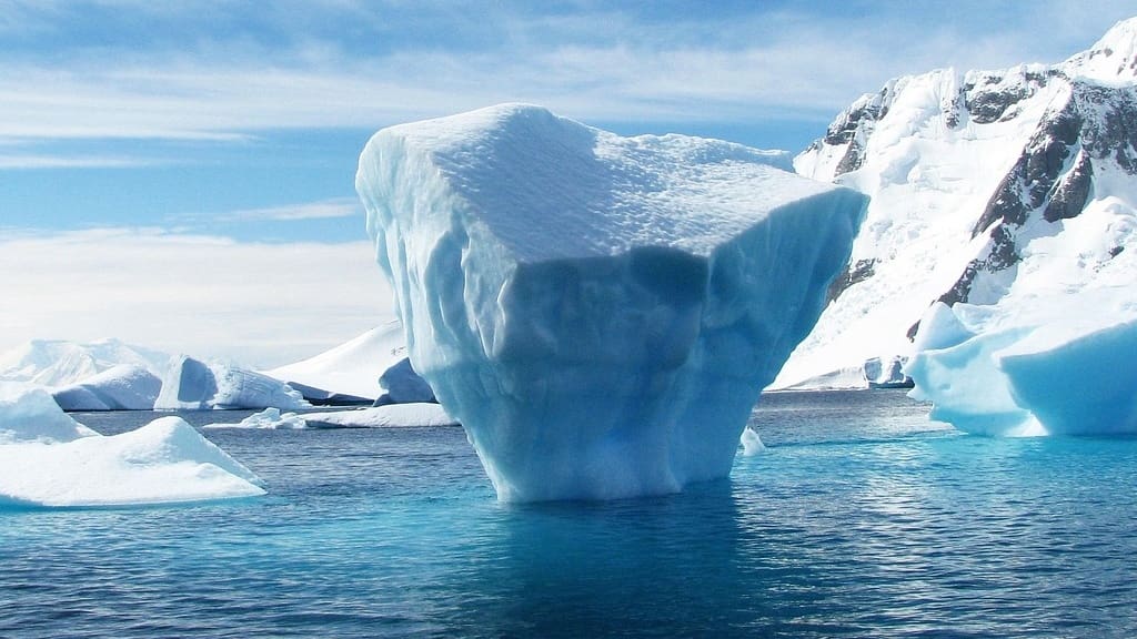 Antarktida ztratí během tří desetiletí vlivem klimatických změn více než 12 800 kilometrů své opěrné linie