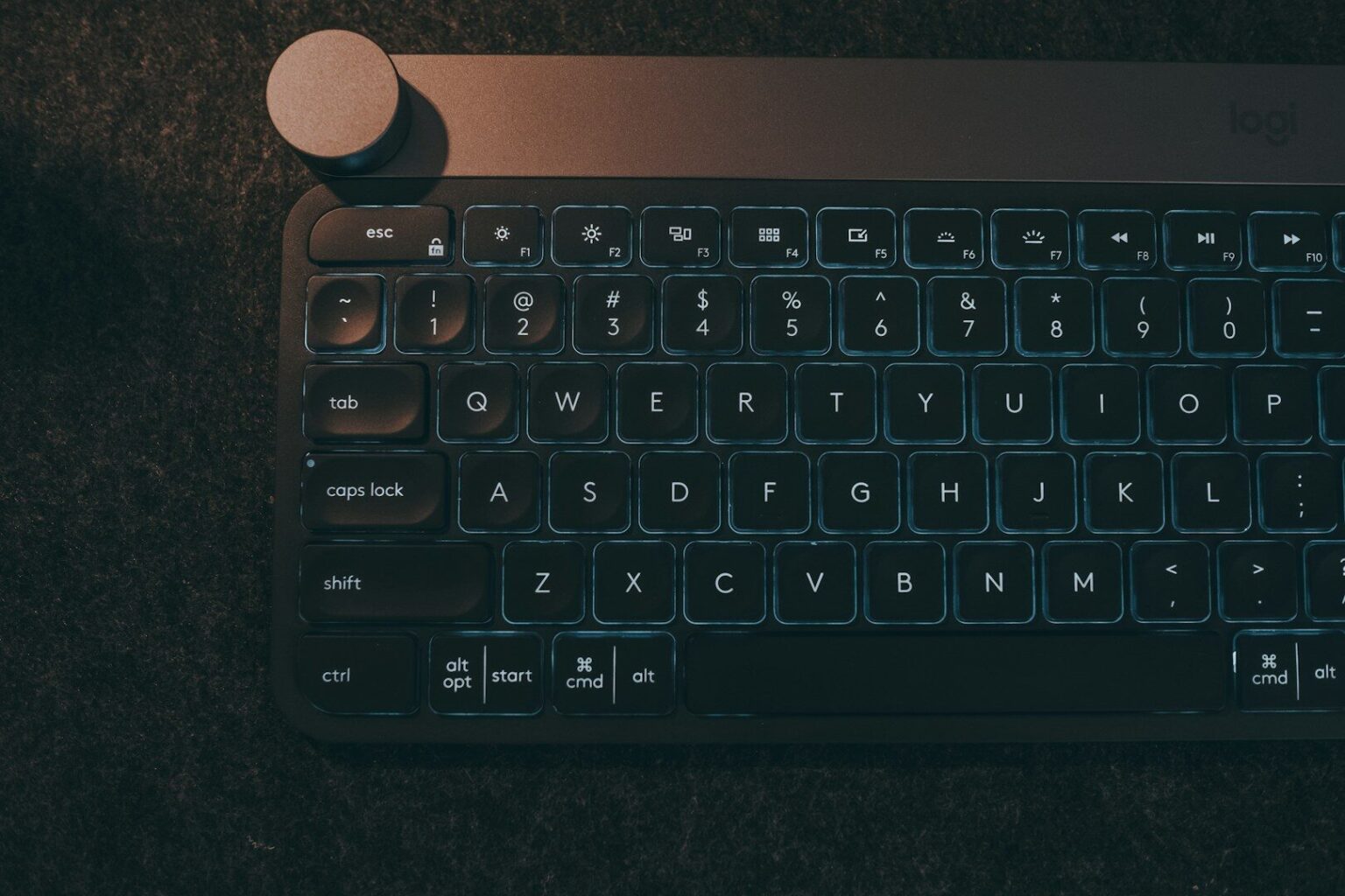 Půjčený mozek za pár korun: AI bourá výsadu celebrit a dává ghostwriting každému