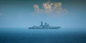 Dokáže Ukrajina zničit ruskou loď za 1,2 miliardy dolarů ještě v doku, stavbu Ivana Rogova hlídají sítě i radary