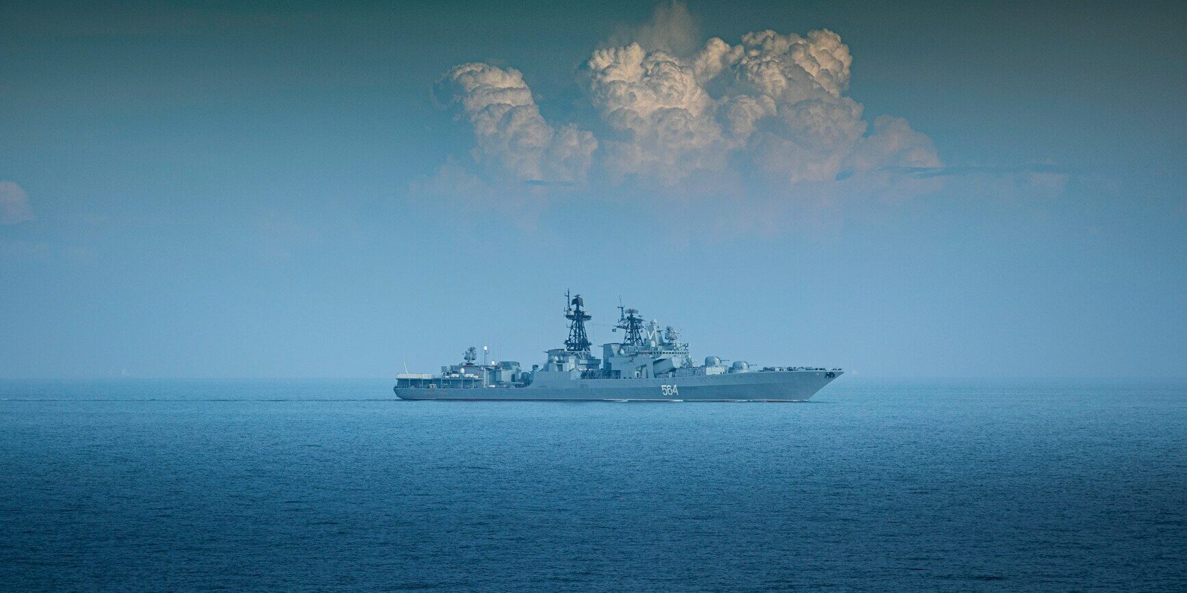 Dokáže Ukrajina zničit ruskou loď za 1,2 miliardy dolarů ještě v doku, stavbu Ivana Rogova hlídají sítě i radary