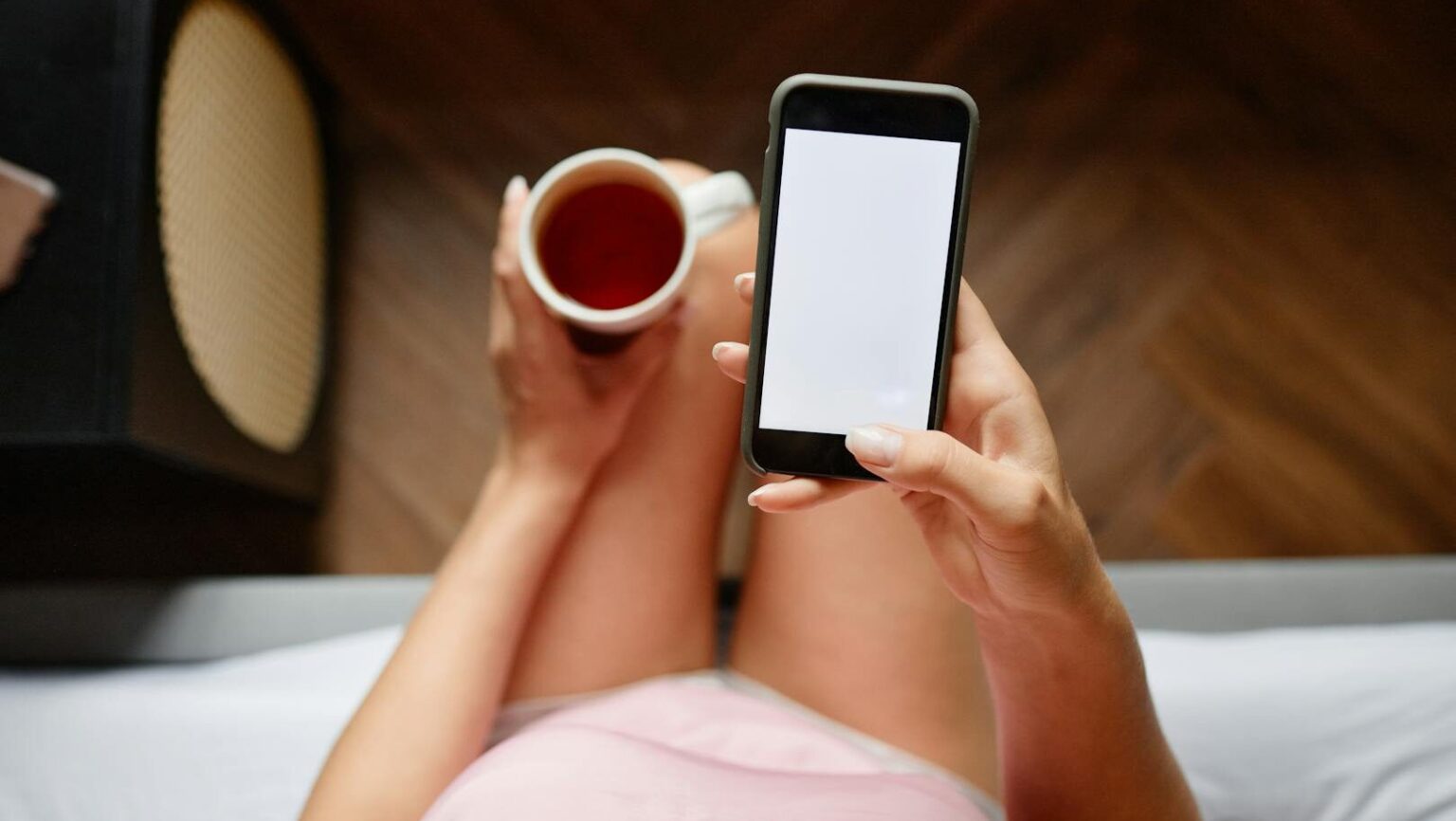 Neurověda vysvětluje, proč osm z deseti lidí sáhne po mobilu do 15 minut po probuzení