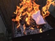 Ekvádor vyhostil kubánské diplomaty: Kamery je zachytily, jak na střeše ambasády narychlo pálí důkazy