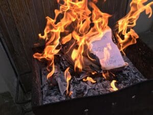 Ekvádor vyhostil kubánské diplomaty: Kamery je zachytily, jak na střeše ambasády narychlo pálí důkazy