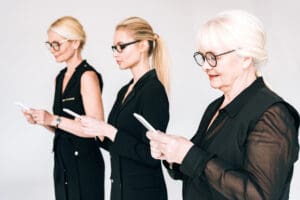 Pět hodin týdně ztracených v hádkách a nepochopení: Generační střet v práci pálí miliardy