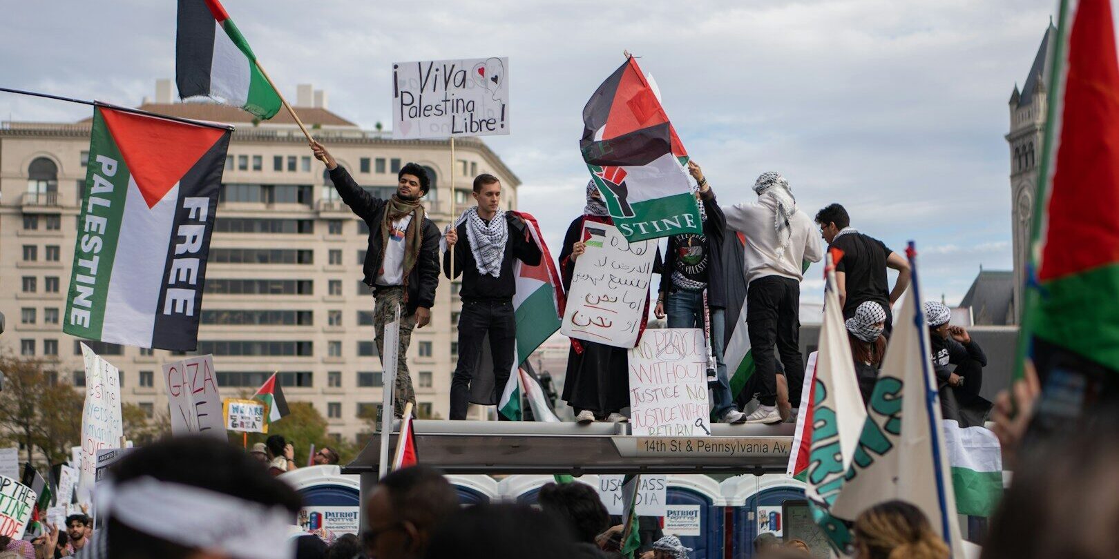 Stín války s Íránem maskuje stupňující se ofenzivu v Gaze a smrtící útoky osadníků