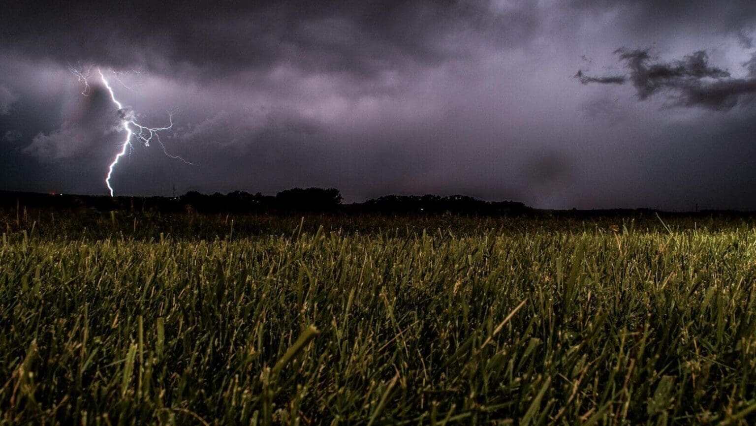 Západ Česka očekává trvalý déšť až do půlnoci, východ se připravuje na pokles teplot k 5 °C