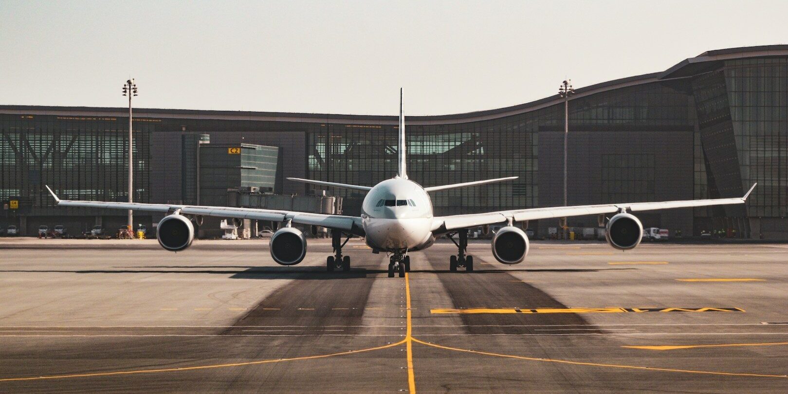 Palivová krize ochromuje světovou leteckou dopravu: desítky tisíc zrušených letů a prudký nárůst cen letenek
