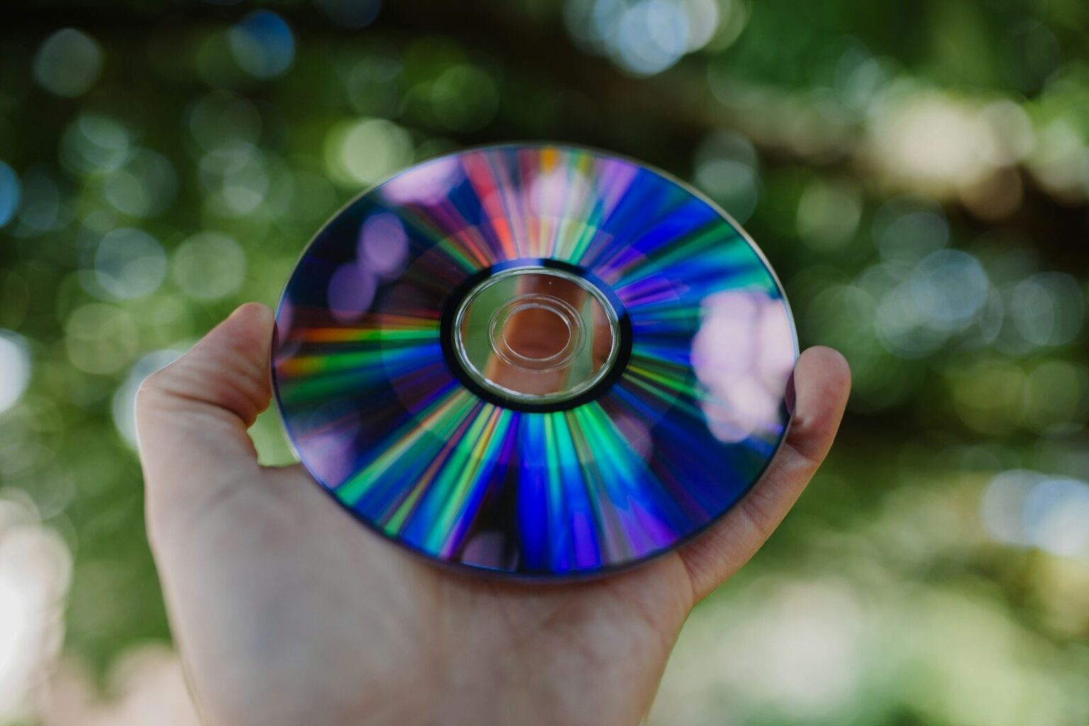 Žádná data, jen obraz: Mikroskop ukázal, jak fungovaly obří disky před érou DVD