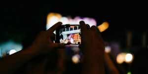 Digitální podvod jako byznys: V Číně si lidé platí profesionály, aby za ně simulovali život na sítích