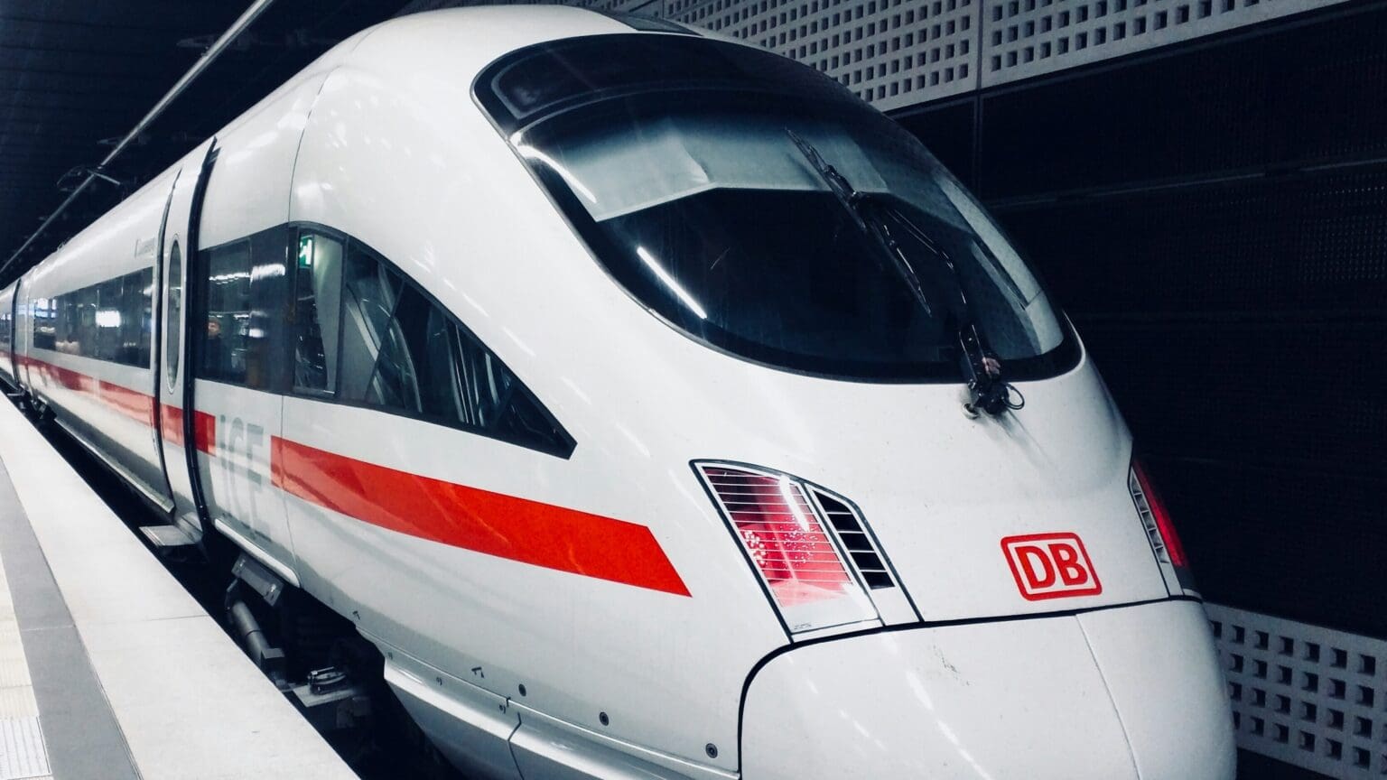 Přes 600 km/h díky magnetické levitaci: Japonský supervlak stále čeká na svou trať