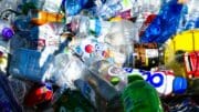 Plast jako surovina budoucnosti: Ghana vyrábí stavební cihly z odpadu