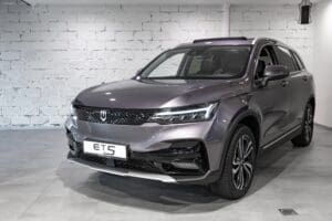 Obchodní válka o elektromobily graduje: Kanada drasticky snižuje cla pro Čínu navzdory hrozbám z Washingtonu