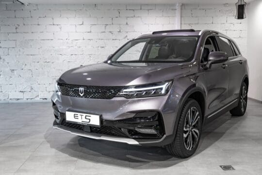 Obchodní válka o elektromobily graduje: Kanada drasticky snižuje cla pro Čínu navzdory hrozbám z Washingtonu