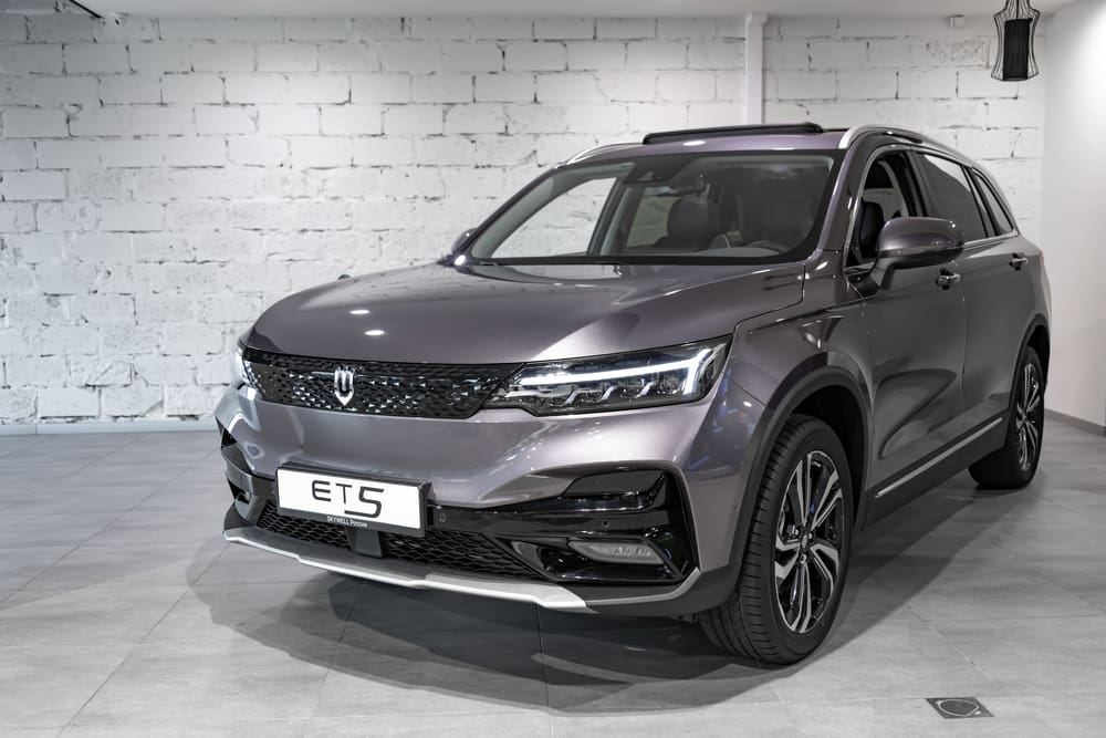 Obchodní válka o elektromobily graduje: Kanada drasticky snižuje cla pro Čínu navzdory hrozbám z Washingtonu