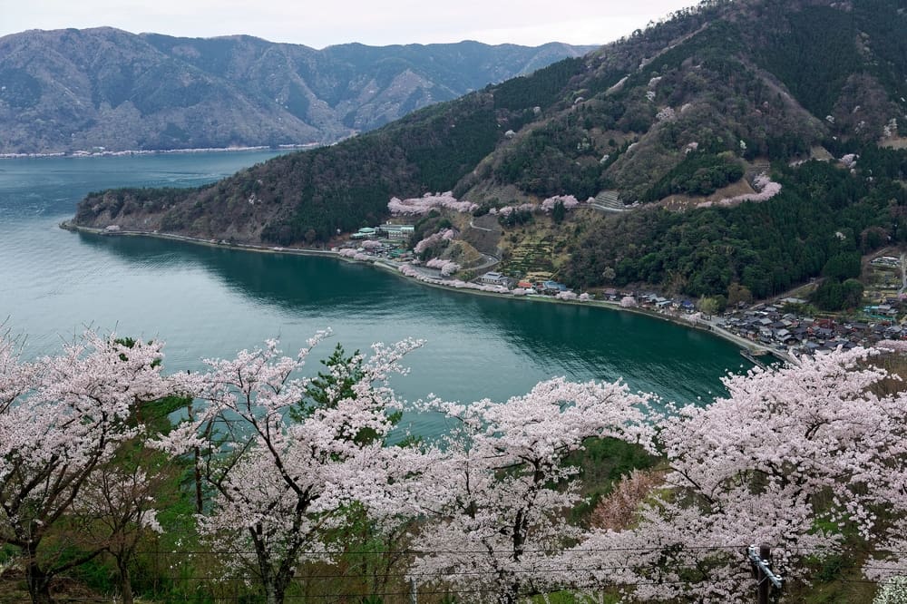 Přízračná silnice v největším japonském jezeře. Úřady marně pátrají po staviteli 70 metrů dlouhé cesty z trosek