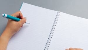 Záhada levorukosti: Studie naznačuje, proč leváci z populace nemizí