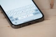 Apple v iOS 26.4 potichu opravil klávesnici: Uživatelé měli pravdu, systémové chyby při psaní trvaly několik měsíců