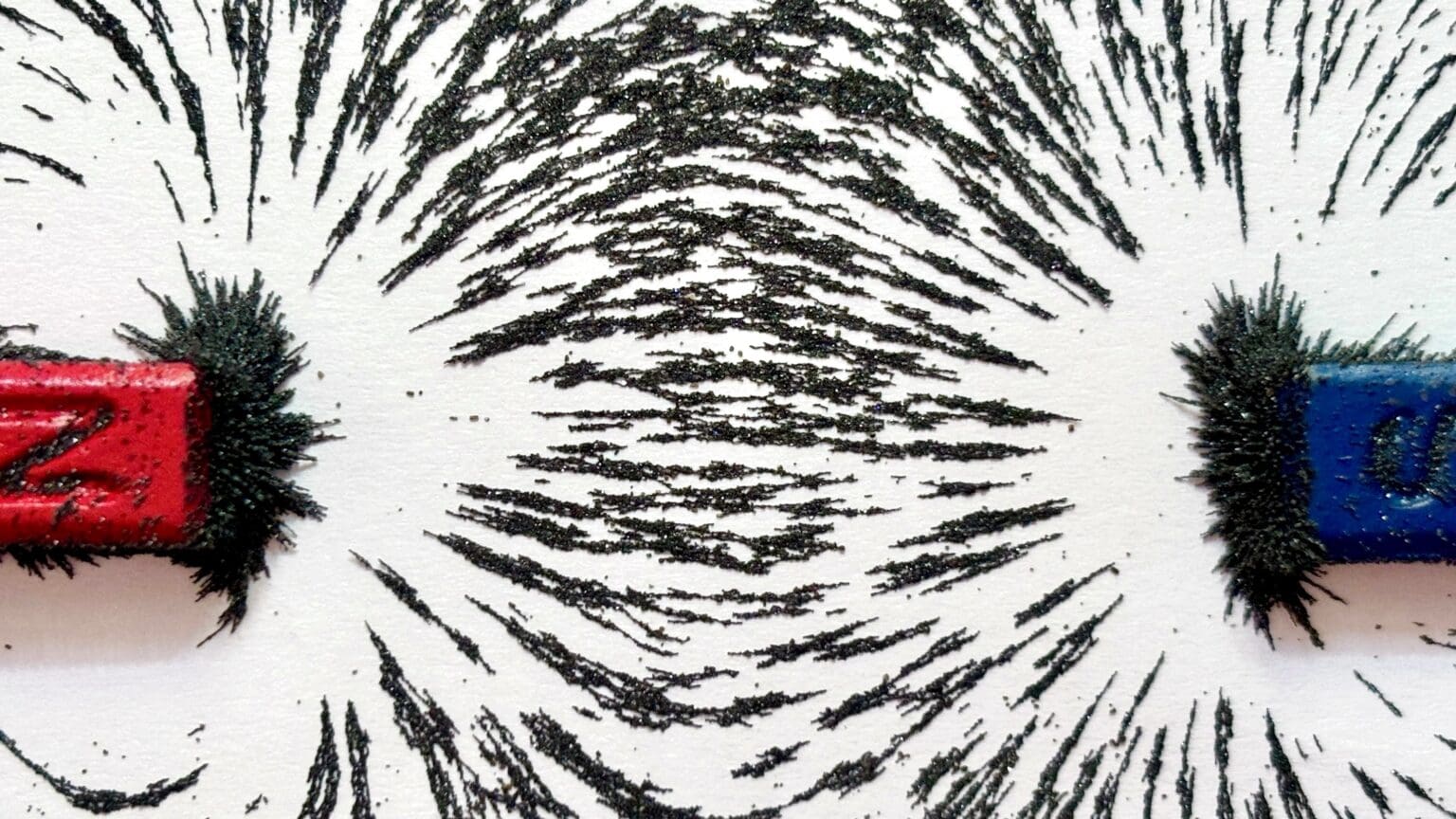 Konec vrtání do zdí? Argentinský student vyvinul magnetickou omítku, která udrží obrazy i nástroje bez jediného hřebíku