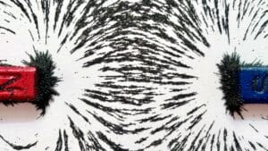 Konec vrtání do zdí? Argentinský student vyvinul magnetickou omítku, která udrží obrazy i nástroje bez jediného hřebíku