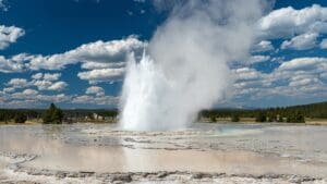 Největší kyselý gejzír na světě vybuchl v Yellowstonu po letech mlčení: Jeho návrat vyvolává obavy, že je na řadě supervulkán