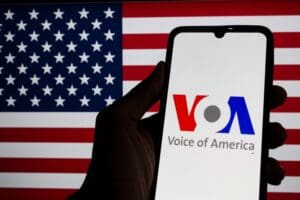 Soud nařídil návrat tisícovky zaměstnanců Hlasu Ameriky: Trumpův pokus o omezení vysílání selhal