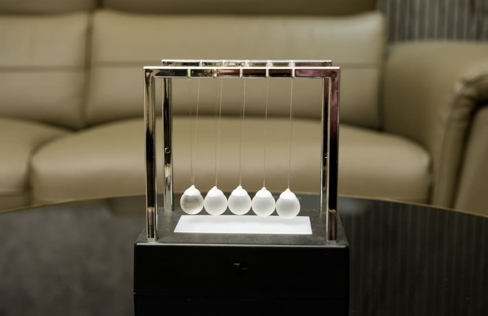 Revoluce v laboratoři: Časový krystal viditelný pouhým okem zpochybňuje pravidlo akce a reakce