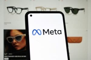 Lidský faktor v pozadí AI: Úřady prověřují, kdo všechno má přístup k datům z brýlí Meta