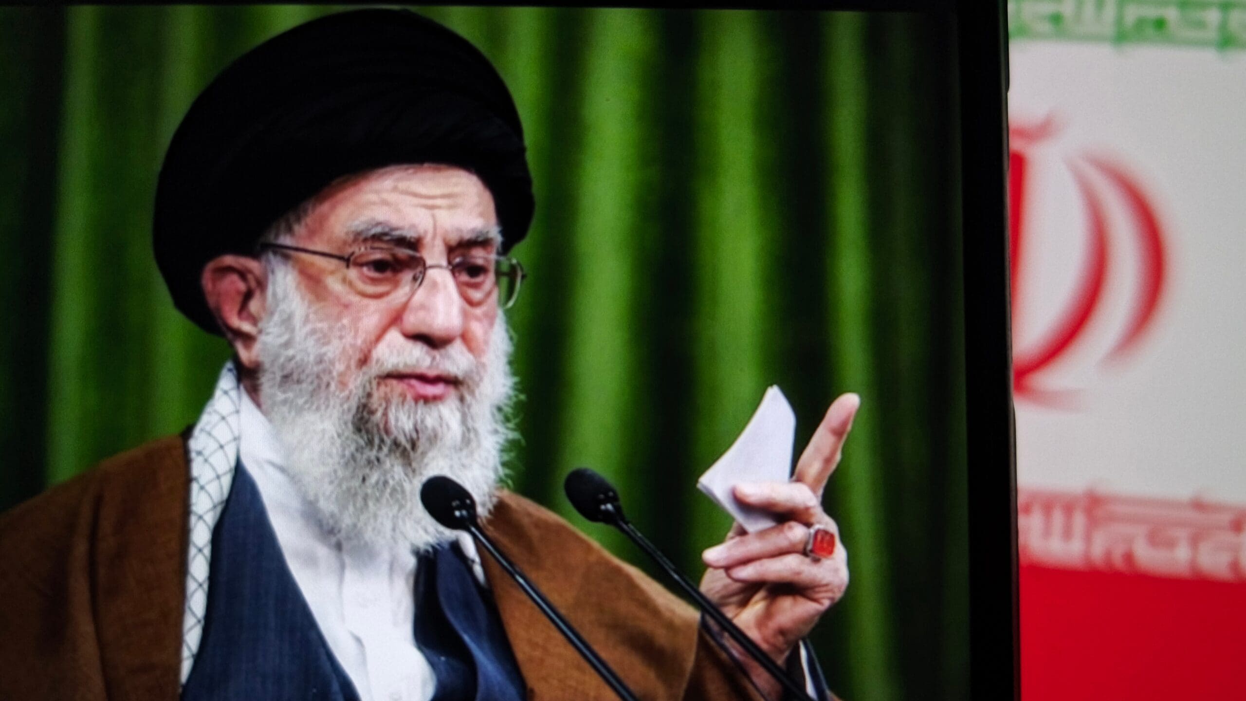 Ajatolláh Chameneí je mrtvý. Útok USA a Izraele otřásl Íránem i světem