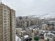 Sníh v Teheránu zakryl toxické kaluže po náletech, lidé v troskách marně vyhlížejí oslavy jara